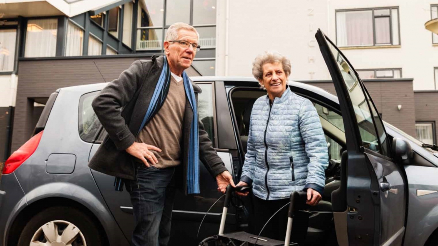 ANWB AutoMaatje (3) heer met dame met rollator.jpg